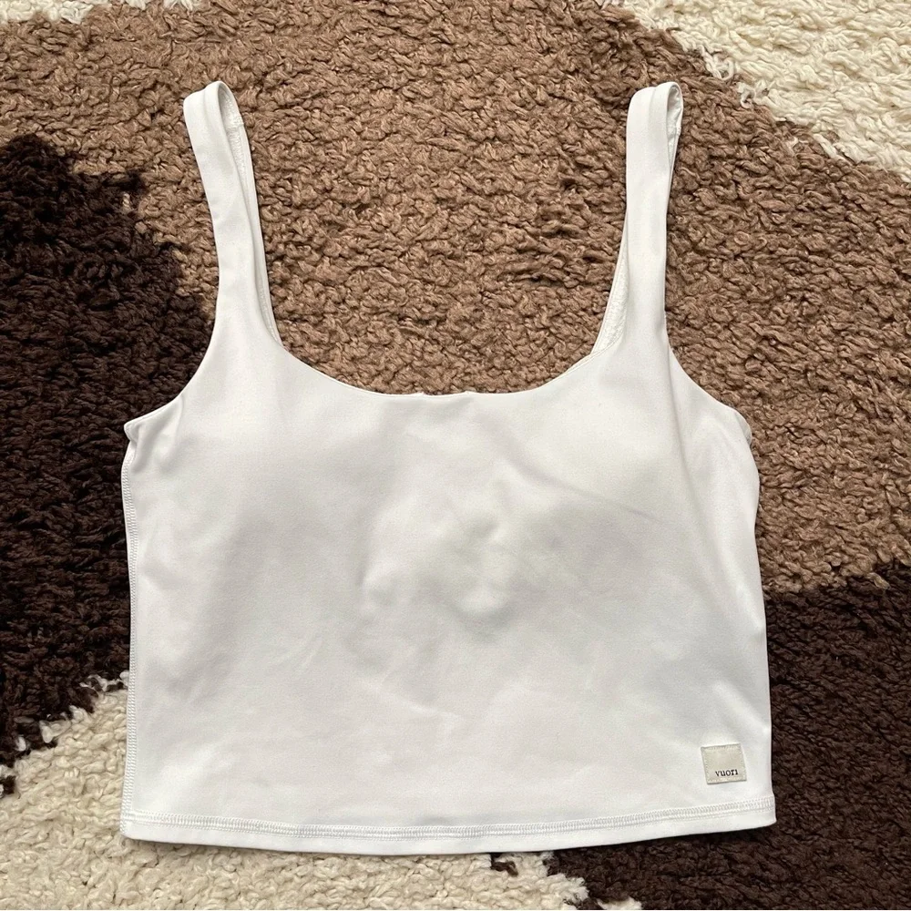 Vuori Daily Crop Tank Sz S In White - Picture 3 of 7